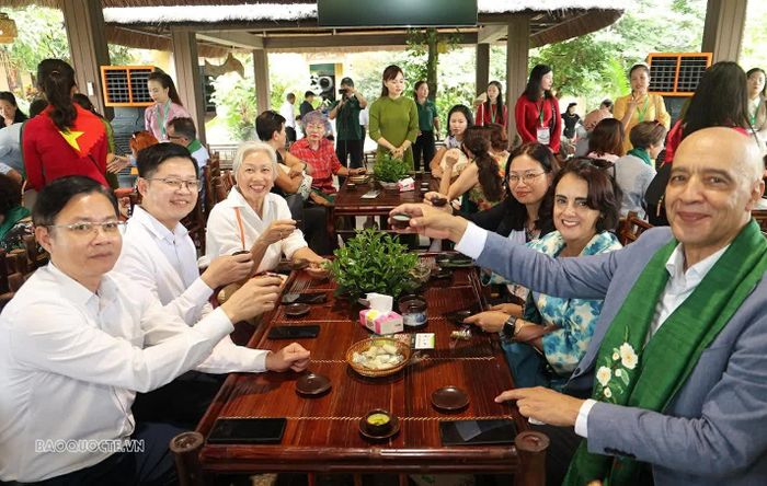 Phu nhân Lê Nguyệt Anh, Thứ trưởng Ngoại giao Ngô Lê Văn cùng đoàn đại biểu thưởng thức các sản phẩm trà Tân Cương đạt chuẩn OCOP 3-5 sao.