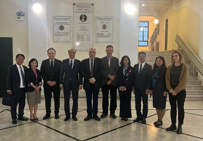 Đoàn công tác của trường Đại học Luật Hà Nội thăm, làm việc với khoa Luật, Đại học Quốc gia Athens, Hy Lạp. (Nguồn: ĐSQ Việt Nam tại Hy Lạp)