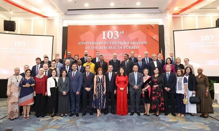 Thứ trưởng Bộ Ngoại giao Nguyễn Minh Hằng và các đại biểu dự Lễ kỷ niệm 103 năm Quốc khánh Thổ Nhĩ Kỳ. (Ảnh: T. Đ)