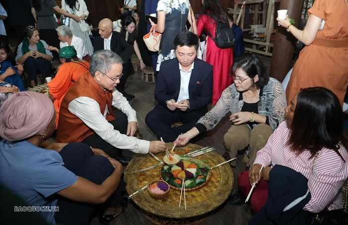 Các đại biểu còn trực tiếp trải nghiệm đồ xôi ngũ sắc, khám phá tinh hoa văn hóa ẩm thực truyền thống.