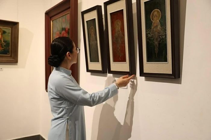 Họa sĩ Bùi Thị Mừng tìm cảm hứng từ Phật giáo và đời sống thường ngày, hướng đến những giá trị từ bi, trí tuệ, an lạc. (Ảnh: Nhật Hạ)