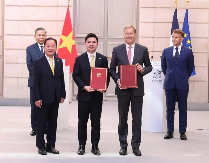 Tổng Bí thư, Chủ tịch nước Tô Lâm và Tổng thống Pháp Emmanuel Macron chứng kiến lễ ký kết thỏa thuận hợp tác giữa Vietravel Airlines và Airbus về việc mua 50 máy bay thế hệ mới, ngày 10/9. (Ảnh: TTXVN)