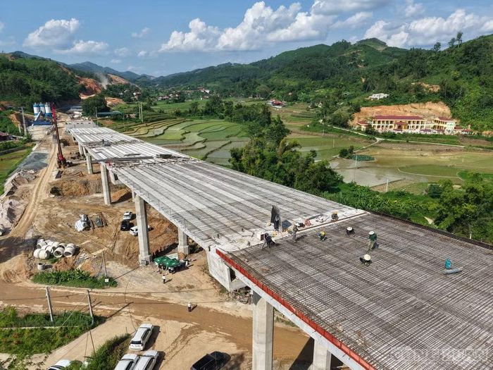 Công nhân đội nắng thi công cao tốc Hữu Nghị - Chi Lăng. Ảnh:Ngọc Hải.