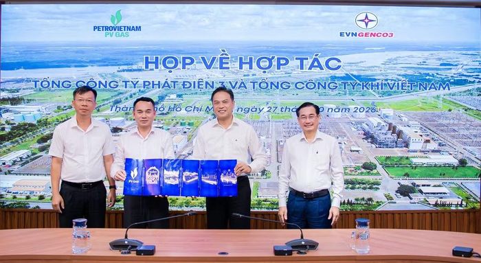 Ông Dương Trí Hội – Tổng Giám đốc PV GAS trao tặng quà lưu niệm cho ông Đinh Quốc Lâm – Chủ tịch HĐQT EVNGENCO3 tại buổi làm việc.