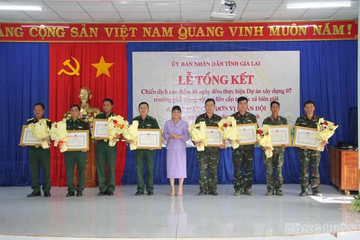 Dịp này, UBND tỉnh Gia Lai đã trao Bằng khen cho 8 tập thể và 30 cá nhân có thành tích xuất sắc, tiêu biểu trong Chiến dịch cao điểm 90 ngày đêm