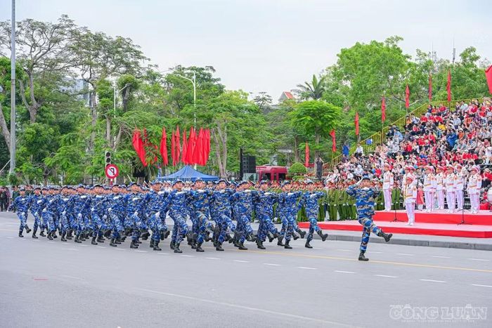 Chương trình duyệt binh trong khuôn khổ Lễ Hội Hoa Phượng đỏ và Kỷ niệm 70 giải phóng Hải Phòng đã tạo khí thế thi đua sôi nổi trong quân và dân thành phố.