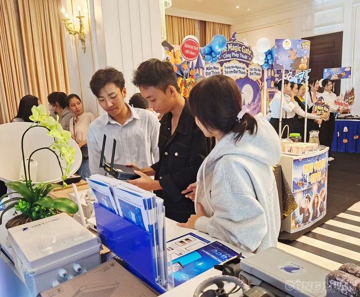 Khách tham quan tìm hiểu các sản phẩm công nghệ tại ngày hội.