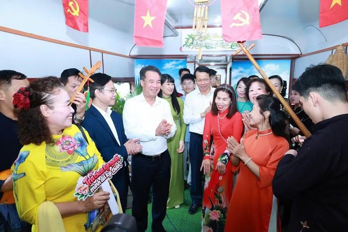 Các đại biểu thưởng thức các loại hình nghệ thuật truyền thống như hát Then, hát Văn, múa bát, độc tấu sáo Mông. Ảnh: thainguyen.gov.vn