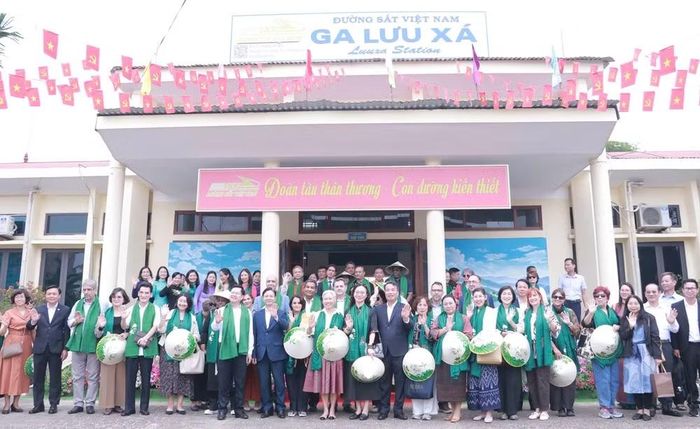 Đoàn chụp ảnh lưu niệm tại ga Lưu Xá. Ảnh: thainguyen.gov.vn