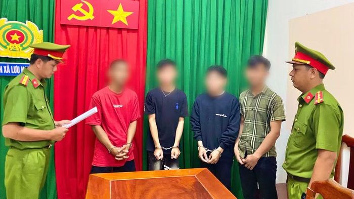 Cơ quan Công an thi hành các quyết định đối với 04 đối tượng (Ảnh: CACC)