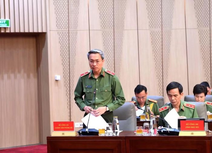 Thiếu tướng Nguyễn Quốc Toản, Chánh Văn phòng Bộ báo cáo tại Hội nghị - Ảnh: BCA
