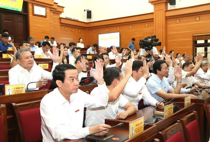 Các đại biểu biểu quyết thông qua các nhóm nghị quyết tại kỳ họp. Ảnh: hungyen.gov.vn