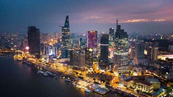 Trong quy hoạch là việc tổ chức cấu trúc không gian TP.HCM theo mô hình đa cực, đa tâm, thay vì tập trung các hoạt động phát triển vào khu vực lõi trung tâm