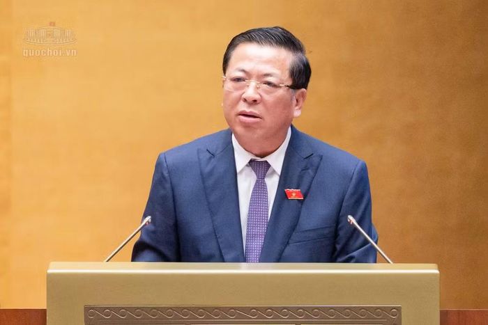 Bộ trưởng Bộ Xây dựng Trần Hồng Minh giải trình, làm rõ một số vấn đề đại biểu Quốc hội nêu (ảnh QH).