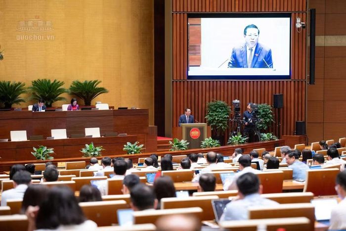 Bộ trưởng Bộ Xây dựng Trần Hồng Minh giải trình, làm rõ một số vấn đề đại biểu Quốc hội nêu (ảnh QH).