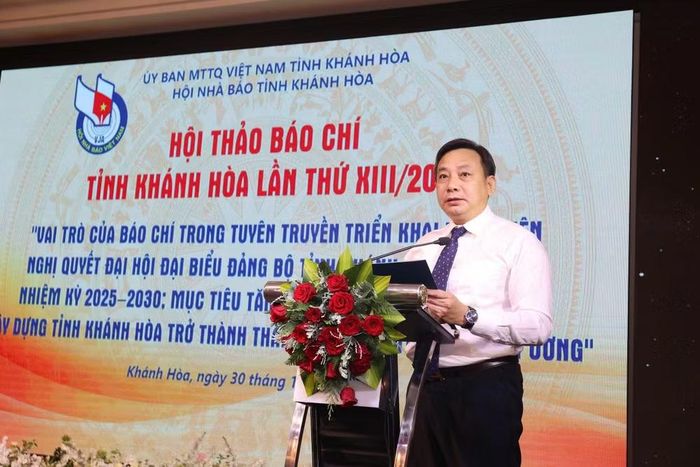 Nhà báo Phan Toàn Thắng, Chánh Văn phòng Hội Nhà báo Việt Nam phát biểu tại hội thảo. ẢNH: VĐ