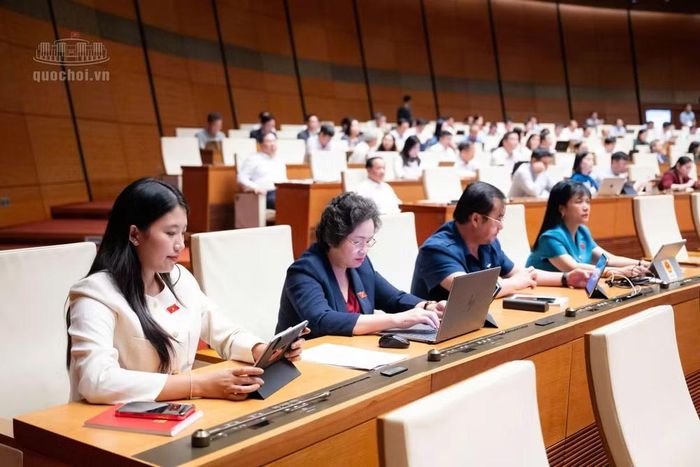 Các đại biểu làm việc tại hội trường. Ảnh: QH