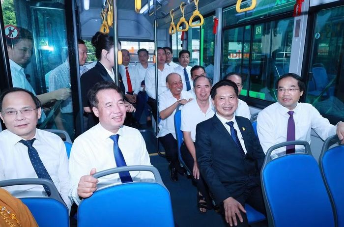 Các đại biểu trải nghiệm xe buýt điện. Ảnh: thainguyen.gov.vn