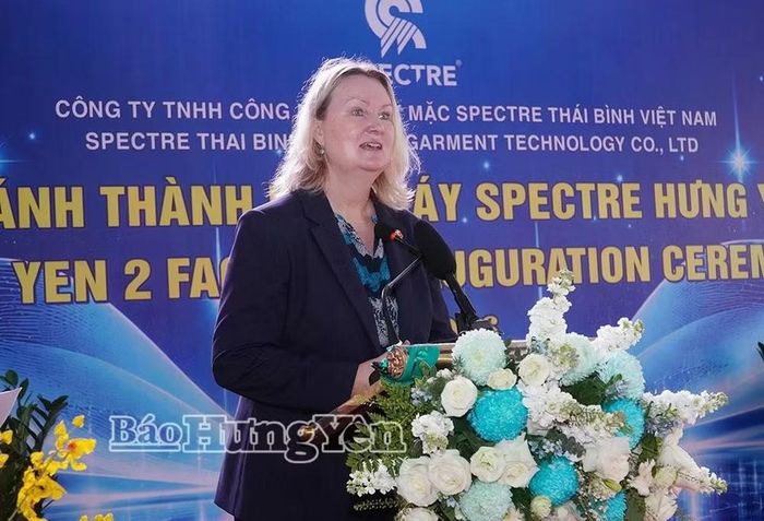 Đại sứ đặc mệnh toàn quyền Vương quốc Đan Mạch tại Việt Nam Lina Gandløse Hansen phát biểu tại buổi lễ. Ảnh: Báo Hưng Yên
