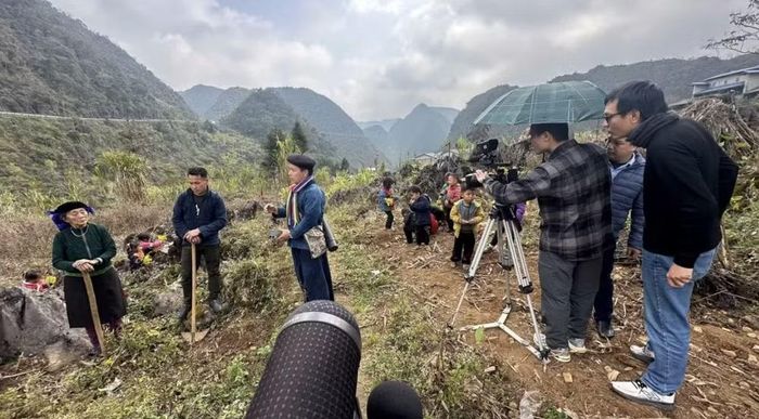 Các nghệ sĩ, nhà làm phim của Hãng tác nghiệp tại vùng cao. Ảnh: Hãng phim cung cấp