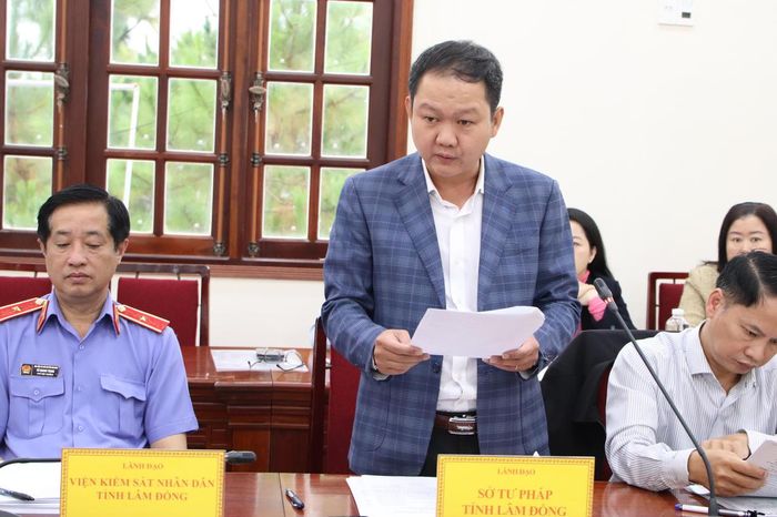 Ông Trần Thanh Tài - Quyền Giám đốc Sở Tư pháp Lâm Đồng báo cáo với Đoàn kiểm tra. Ảnh: Mai Long.