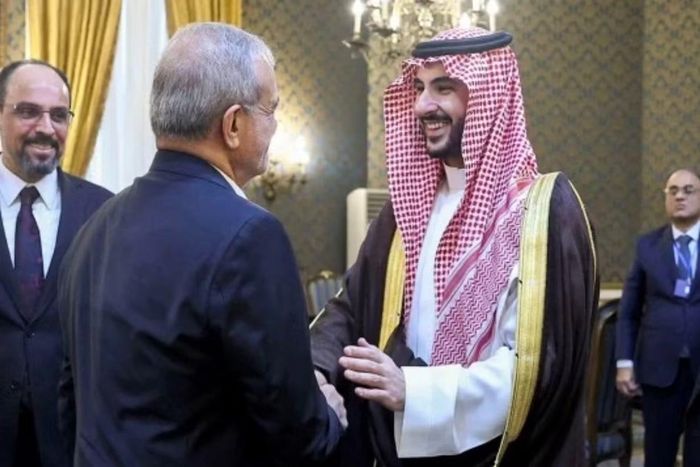 Tổng thống Iran Masoud Pezeshkian (trái) và Thư ký Hội đồng An ninh Quốc gia Tối cao Iran Mohsen Razaee gặp đoàn quan chức từ Ả-rập Xê-út, Pakistan và Thổ Nhĩ Kỳ tại Tehran ngày 26/10. (Ảnh: Phủ Tổng thống Iran/Reuters)
