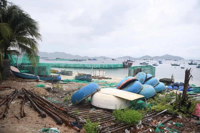 Lồng bè nuôi tôm hùm trên khu vực biển Bình Lập.