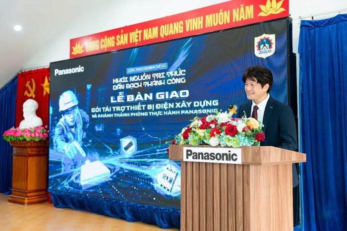 Ông Uemi Hirotaka – Tổng Giám đốc Panasonic Electric Works Việt Nam phát biểu tại Lễ bàn giao gói tài trợ thiết bị điện xây dựng.