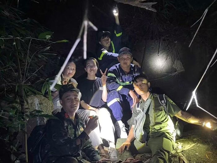 Lực lượng chức năng tìm thấy và dẫn đường đưa hai nữ sinh xuống núi an toàn.
