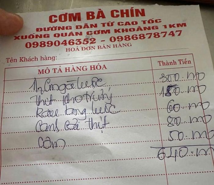 Hóa đơn tính tiền khiến ông Đức phản ứng và cho rằng quán cơm "chặt chém".