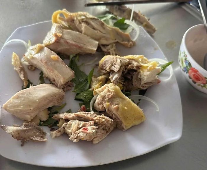 Hóa đơn giá nửa con gà luộc có giá 300.000 đồng.