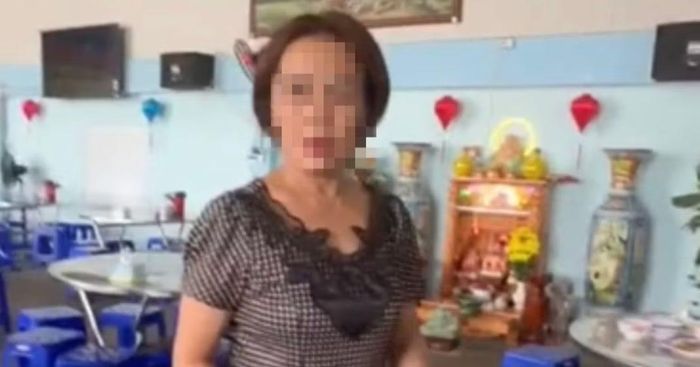 Sau khi nhóm khách phản ứng, phía quán cơm giảm giá nửa con gà xuống còn 250.000 đồng.