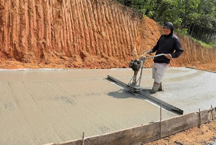 Việc thi công mở rộng đường đang được triển khai nhanh chóng.