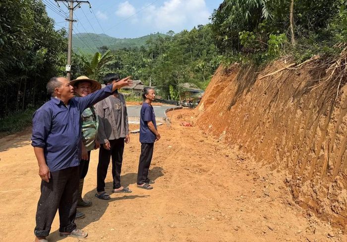 Người dân Nà Phung đồng thuận tự nguyện hiến đất mở rộng đường giao thông nông thôn.