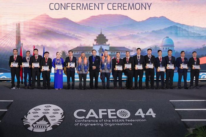 Các tân kỹ sư ASEAN của EVNHCMC và đoàn công tác