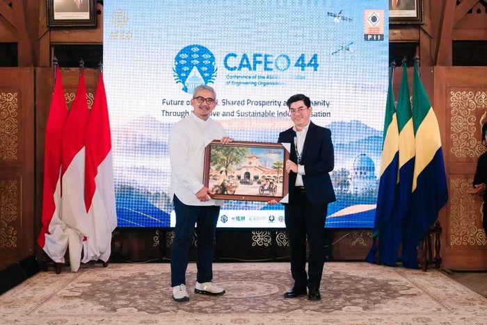 Ông Bùi Hải Thành - Phó TGĐ đại diện đoàn EVNHCMC tặng quà lưu niệm cho ông Muhammad Farhan - Thị trưởng TP Bandung, Cộng hòa Indonesia.