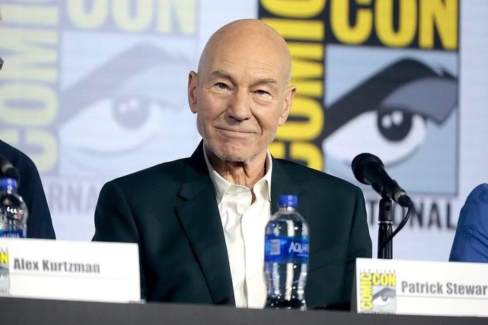 Patrick Stewart được phong tước Hiệp sĩ nhờ những đóng góp cho nghệ thuật.