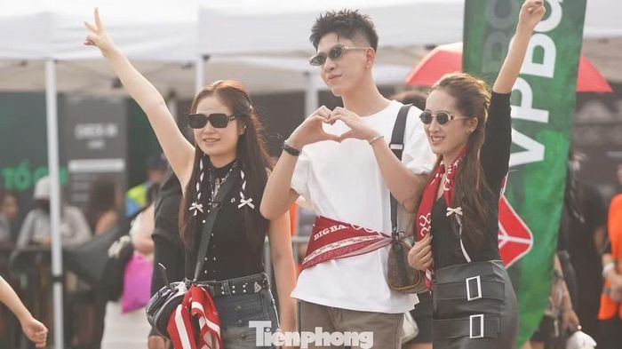 Bên cạnh bán vé, concert còn có nguồn thu từ tài trợ thương hiệu, quảng cáo, bản quyền truyền thông và sản phẩm lưu niệm. Ảnh: Hoàng Tuyên, Phạm Duy.