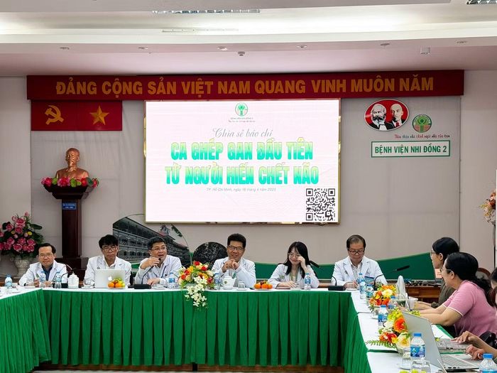 Chiều ngày 18/4/2025, Bệnh viện Nhi đồng 2 đã có buổi gặp gỡ và chia sẻ thông tin báo chí về ca ghép gan đầu tiên từ người hiến chết não. Đây cũng là ca ghép gan thứ 50 của bệnh viện.