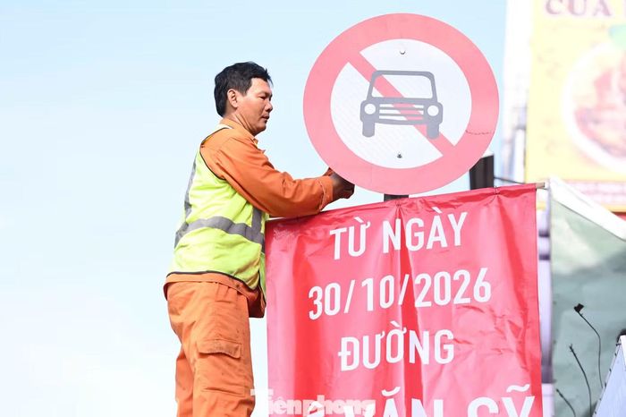 Lực lượng chức năng treo biển thông báo thay đổi lưu thông tại đường Lê Văn Sỹ. Ảnh: Nguyễn Tiến