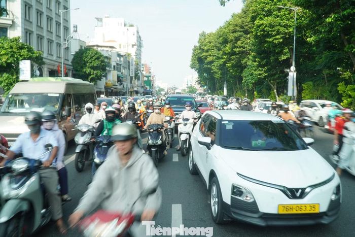 Việc điều chỉnh giao thông được kỳ vọng góp phần giảm ùn tắc tại các tuyến đường quanh sân bay Tân Sơn Nhất. Ảnh: Nguyễn Tiến