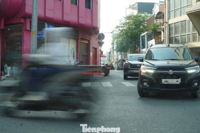 Ngày đầu điều chỉnh giao thông, một số phương tiện vẫn lưu thông theo thói quen cũ từ đường Bùi Thị Xuân rẽ phải sang đường Hoàng Văn Thụ. Ảnh: Nguyễn Tiến