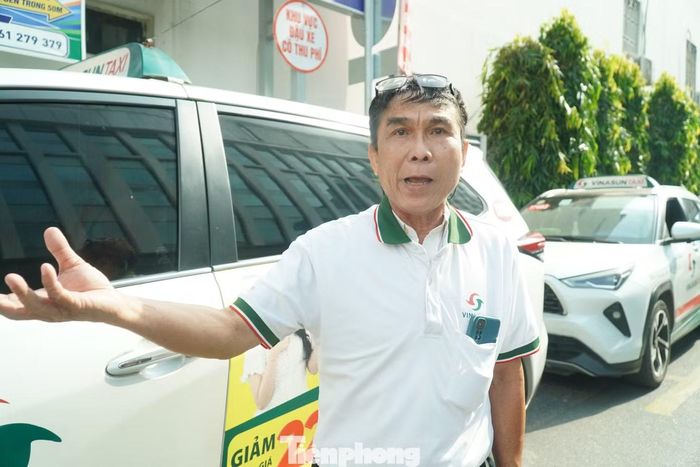 Ông Nguyễn Bằng Giao (ngụ phường Phú Thuận) cho biết, trong ngày đầu triển khai, nhiều tài xế chưa nắm được thông tin nên vẫn rẽ trái theo thói quen. Ảnh: Nguyễn Tiến
