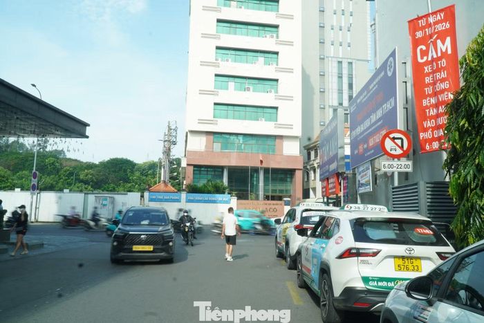 Giao lộ Phổ Quang - cổng Bệnh viện Tâm Anh được điều chỉnh hướng lưu thông, cấm ô tô rẽ trái trong khung giờ 6-22h. Ảnh: Nguyễn Tiến