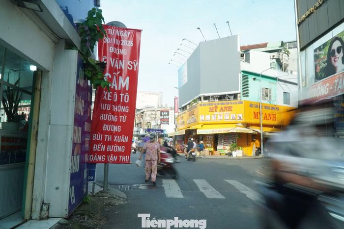 Biển báo cấm ô tô lưu thông theo hướng từ đường Bùi Thị Xuân đến đường Hoàng Văn Thụ trên đường Lê Văn Sỹ, áp dụng từ ngày 30/10. Ảnh: Nguyễn Tiến
