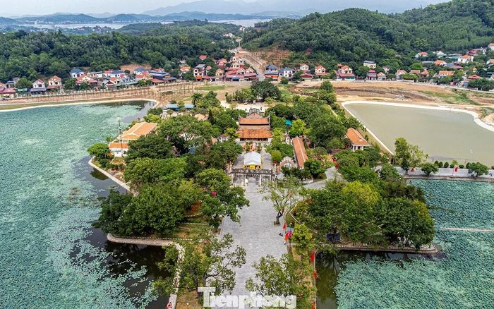 Đền Kiếp Bạc hậu chẩm tựa vào núi trán Rồng, long mạch từ trong núi tỏa ra tạo thành 2 dãy núi: Tả Thanh Long và Hữu Bạch Hổ. Trên đỉnh 2 núi này có đền thiên quan Nam Tào và đền thiên quan Bắc Đẩu chầu vào đền Kiếp Bạc.
