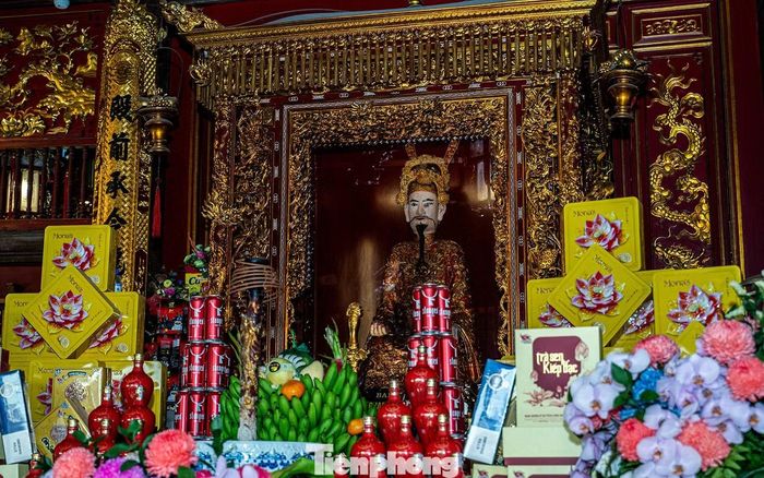 Sau cuộc kháng chiến chống quân Nguyên Mông lần thứ nhất (1258), Trần Hưng Đạo đã chọn Vạn Kiếp lập đại bản doanh, xây dựng phòng tuyến quân sự và liên tiếp chiến thắng trong các cuộc kháng chiến chống quân Nguyên Mông lần thứ 2, 3. Khi đất nước thanh bình, Trần Hưng Đạo sống tại phủ đệ Vạn Kiếp. Sau khi mất tại dinh thự, triều đình đã tôn phong ngài là "Thái sư Thượng phụ Thượng quốc công Nhân Vũ Hưng Đạo Đại Vương" và cho xây đền Kiếp Bạc thờ phụng cho đến ngày nay.