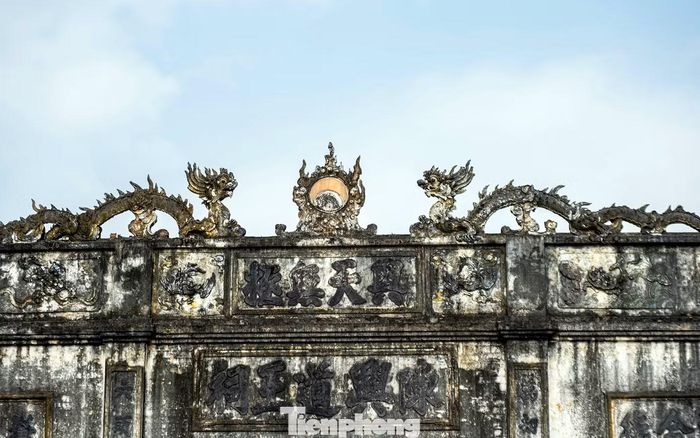 Đền Kiếp Bạc sau nhiều lần trùng tu, tôn tạo mang phong cách kiến trúc của triều Nguyễn "Tiền nhất, hậu đinh", gồm 3 tòa: Tiền tế, Trung từ, Hậu cung. Trong đền có 5 pho tượng đồng, sơn son thếp vàng, được đúc cuối thế kỷ XIX.