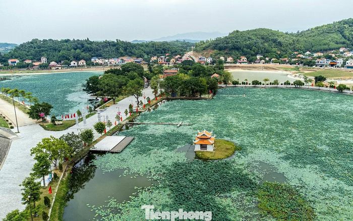 Đền Kiếp Bạc nằm trong vùng đất địa linh nhân kiệt, có bề dày về văn hóa và lịch sử truyền thống dân tộc. Đây là trung tâm đại bản doanh lịch sử Vạn Kiếp, thời Lý - Trần thuộc hương Vạn Kiếp, lộ Lạng Giang. Thời Lê - Nguyễn đổi thành trấn Kinh Bắc. Ngày nay, thuộc địa phận phường Trần Hưng Đạo (TP Hải Phòng).
