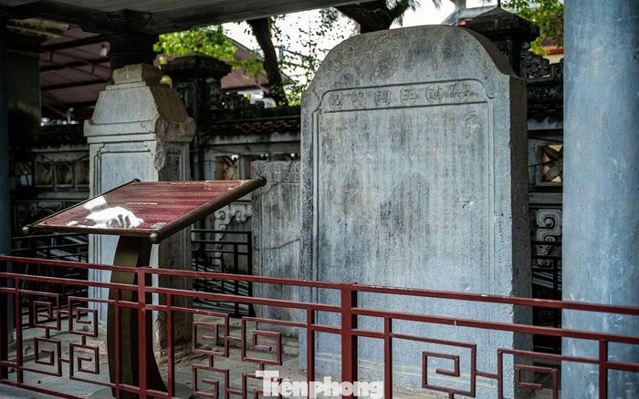 Trong khuôn viên đền hiện còn lưu giữ 5 văn bia niên đại thời Nguyễn (thế kỷ XIX-XX). Nội dung các văn bia ca ngợi công lao của Hưng Đạo Đại Vương Trần Quốc Tuần, ghi chép về tín ngưỡng Đức Thánh Trần, quá trình trùng tu tôn tạo... Đây là hệ thống các tư liệu gốc quan trọng để nghiên cứu quá trình phát triển của đền và bản sắc văn hóa dân tộc.
